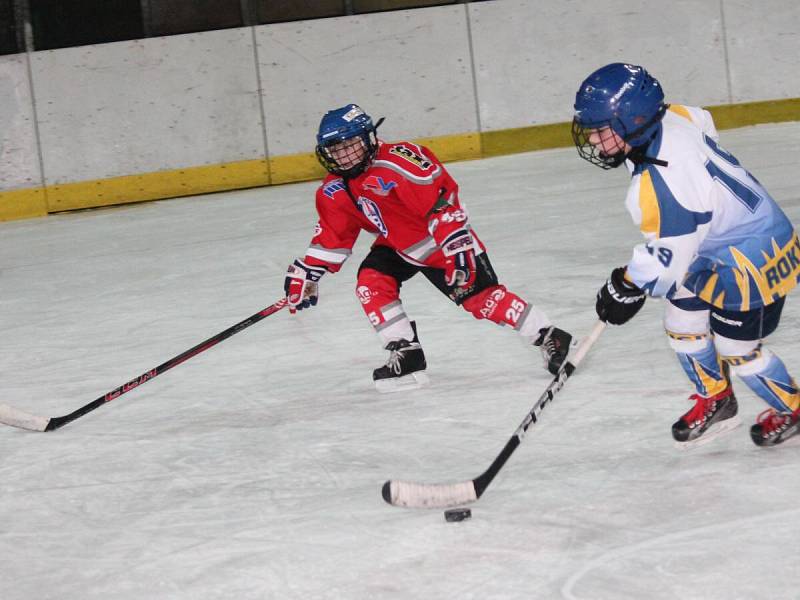 Krajská liga přípravek: HC Klatovy (v červeném) - TJ DDM Rokycany 23:17.