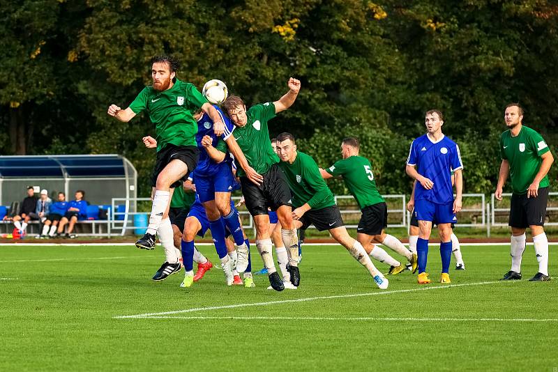 Fotbalisté TJ Sušice (na archivním snímku hráči v modrých dresech) prohráli se Smíchovem, nováčkem krajské I. A třídy z Plzně, 1:2.