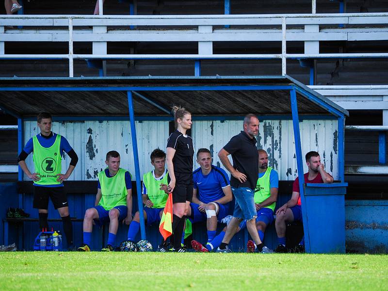 29. kolo KPM: FK Okula Nýrsko (hráči v modrobílých dresech) - TJ Sokol Lhota (žlutí) 5:1 (1:0).