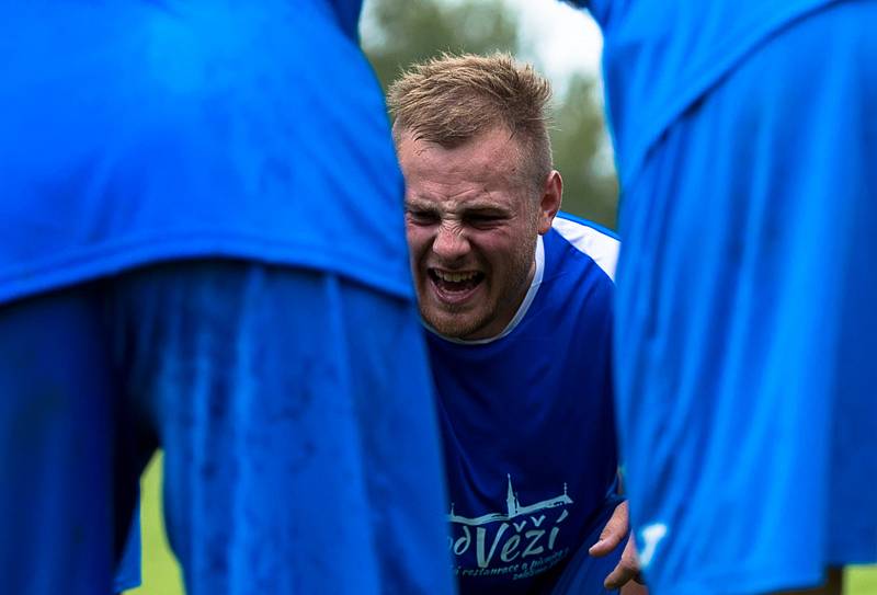 Fotbalisté Janovic (na archivních fotografiích hráči ve žlutých dresech) porazili Nezamyslice 6:2 a díky pomoci chudenického Sokola mají na druhém místě už čtyřbodový náskok.