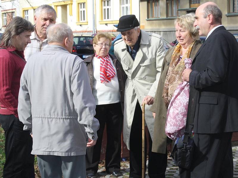 Odhalení pamětní desky v Klatovech na budově soudu