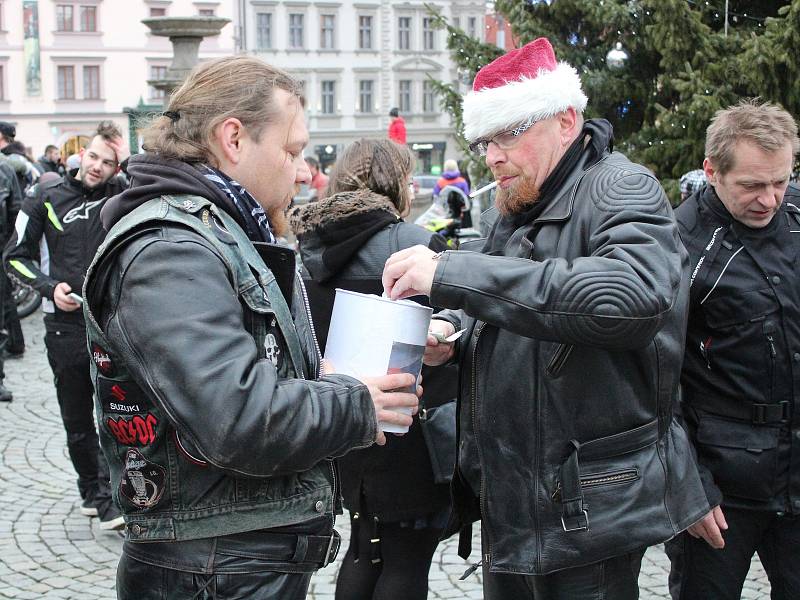 Motorkáři se na Štědrý den sjeli u vánočního stromu v Klatovech a uspořádali sbírku pro tamní Domov sv. Zdislavy pro matky s dětmi v tísni.