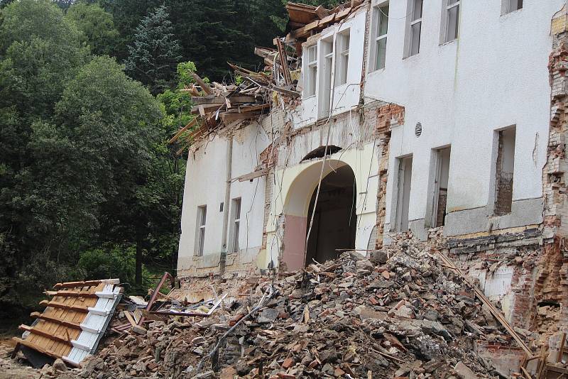 Bourání hotelu Rixi na Špičáku.