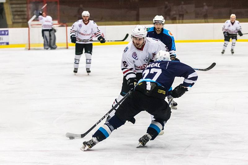 Hokejisté SHC Klatovy (na archivním snímku hráči v bílých dresech) podlehli ve 21. druholigovém kole mosteckým Lvům 1:3.
