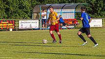 Zatímco úvodní utkání proti Chodskému Újezdu (modří) fotbalisté Janovic (žluté dresy) zvládli, odvetu už nikoliv. V příští sezoně si tak zahrají znovu jen okresní přebor.