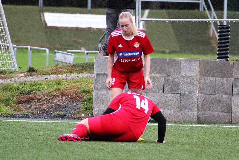 5. kolo České divize žen, skupina C: FC Táborsko – SK Klatovy 1898 (na snímku fotbalistky v červených dresech) 1:0 (1:0).