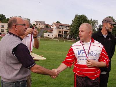 Fotbalisté Mochtína B  ve svém předspoledním vystoupení ve III. třídě doma porazili Kolinec 3:2. 