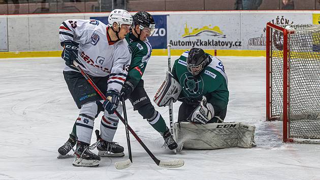 2. liga, skupina Západ (25. kolo): SHC Klatovy (na snímku hokejisté v bílých dresech) - HC Baník Příbram (zelené dresy) 1:5.