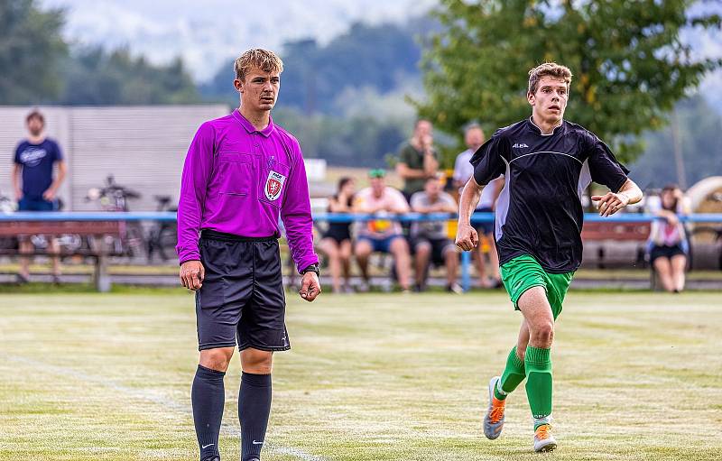 IV. třída, skupina A: SK Kovodružstvo Strážov B (černo-zelení) - Sokol Neznašovy (modré dresy) 1:3.