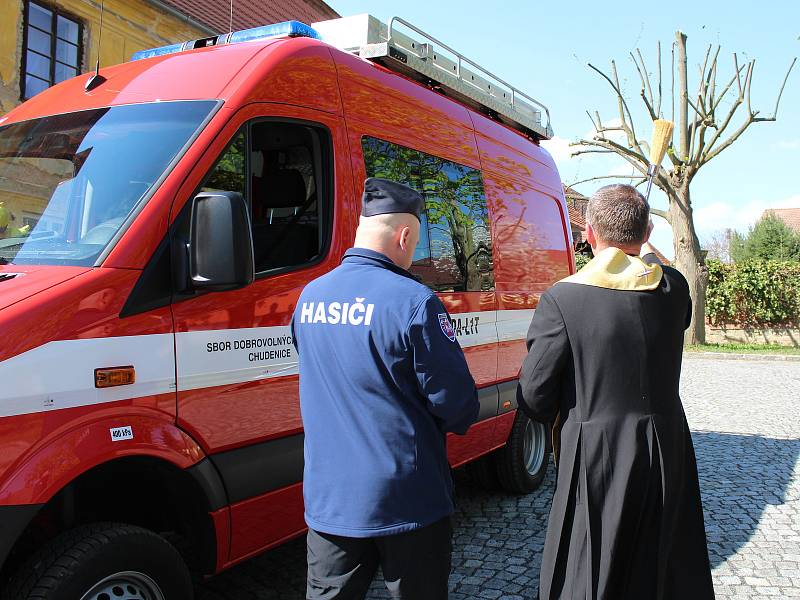 Hasiči v Chudenicích dostali nové auto.