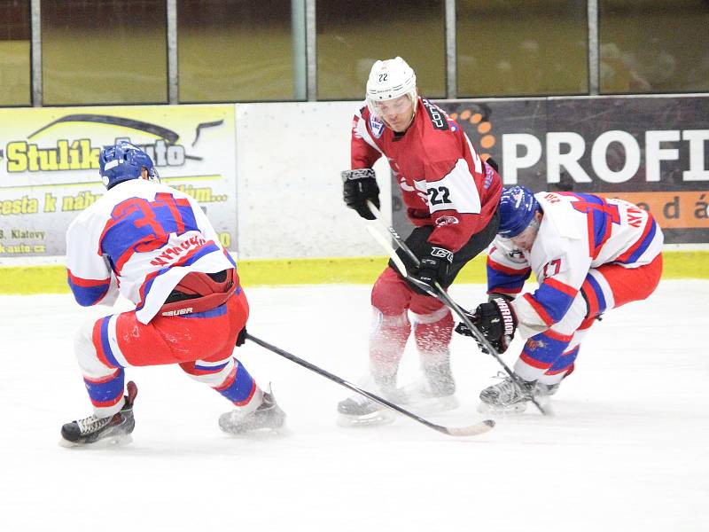 Zápas 2. ligy, skupiny Střed, HC Klatovy (červení) - NED Hockey Nymburk vyhráli domácí po nájezdech.