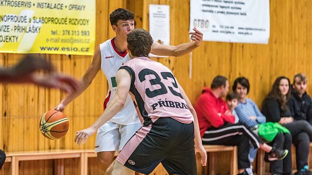 Basketbalisté BK Klatovy (na archivním snímku hráči v bílých dresech) si na úvod nové druholigové sezony připsali vítězství i porážku.