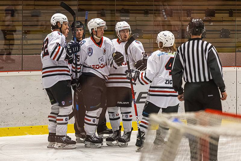 2. liga, skupina Západ (3. kolo): SHC Klatovy (na snímku hokejisté v bílých dresech) - HC Řisuty 6:3 (3:0, 1:1, 2:3).