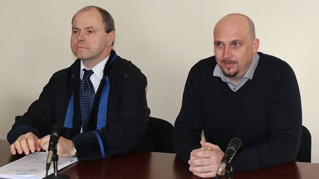 Obžalovaný policista David Žák (vpravo) s advokátem Rostislavem Netrvalem.