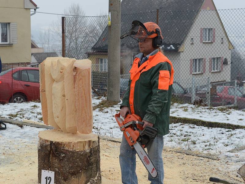 Motorovou pilou umí vytvořit  i mořského orla nebo vojáka