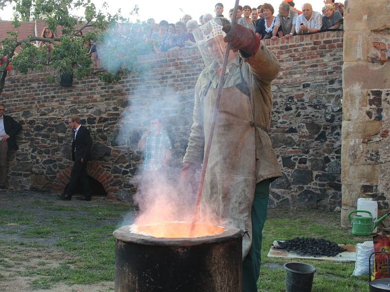 Odlévání zvonu na hradě Švihov.