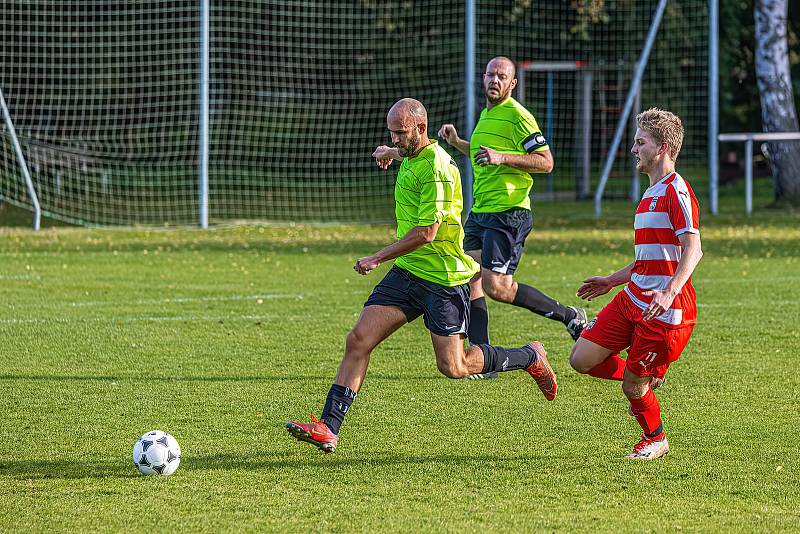 Fotbalisté FC Švihov (na archivním snímku hráči v červenobílých dresech) přejeli na domácím hřišti Tatran Dlouhá Ves 4:1.