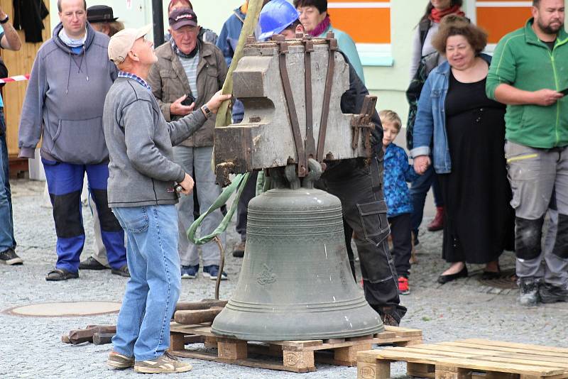 Sundávání zvonů z kostela sv. Markéty v Kašperských Horách.