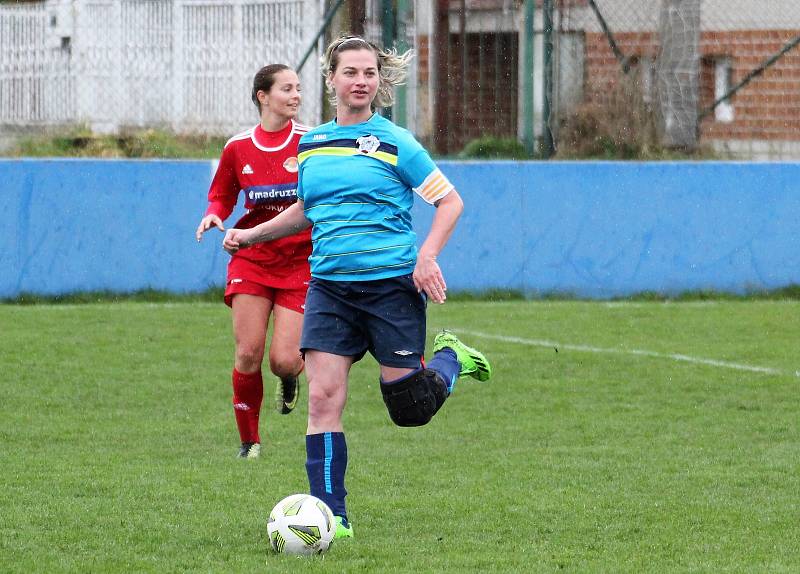 Česká divize žen, skupina C (10. kolo): SK Klatovy 1898 (na snímku fotbalistky v červených dresech) - TJ Calofrig Borovany 9:1 (3:1).