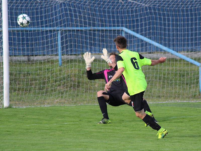 V úvodním duelu sezony 2017/2018 remizovali fotbalisté Klatov (červené dresy) v divizi se Sedlčany 0:0. V penaltách se radovali hosté ze Sedlčan.