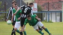 1. B třída: Dlouhá Ves (v černo-bílém) - Žichovice 4:0.