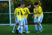 Fotbalisté FK Horažďovice (na archivním snímku hráči ve žlutých dresech) deklasovali na domácím hřišti neškodné Svéradice vysoko 9:1.