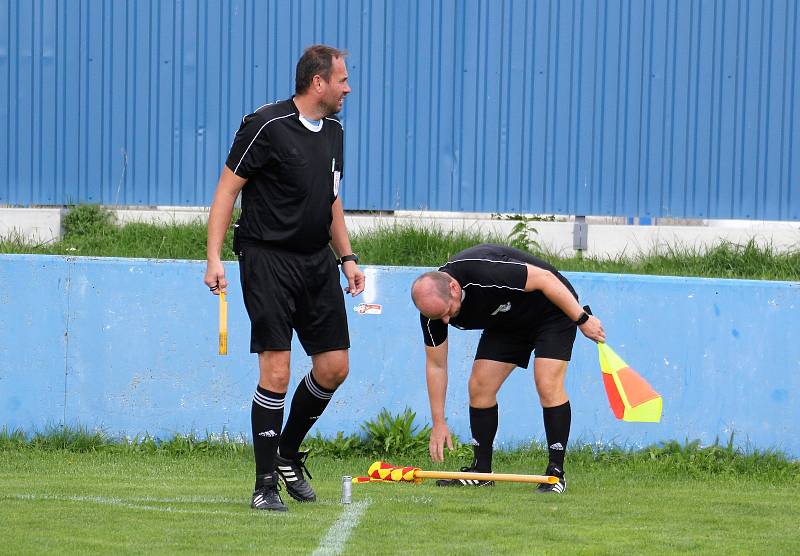 SK Klatovy 1898 (na archivním snímku fotbalistky v červených dresech) porazily na podzim Spartak Kaplice (modré dresy) 4:2. A dokázaly uspět i v jarní odvetě na hřišti soupeře.