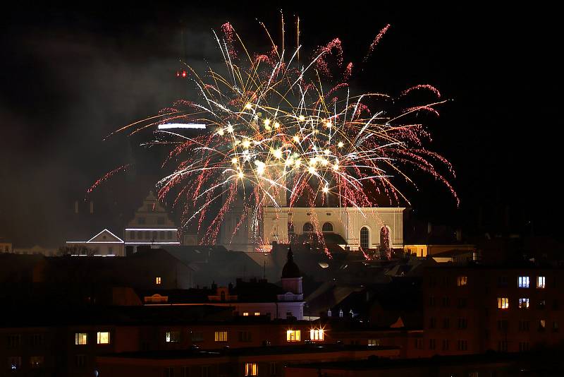 Novoroční ohňostroj nad centrem Klatov.