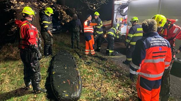 Zásah hasičů u vyloveného rybníka v Nalžovských Horách.