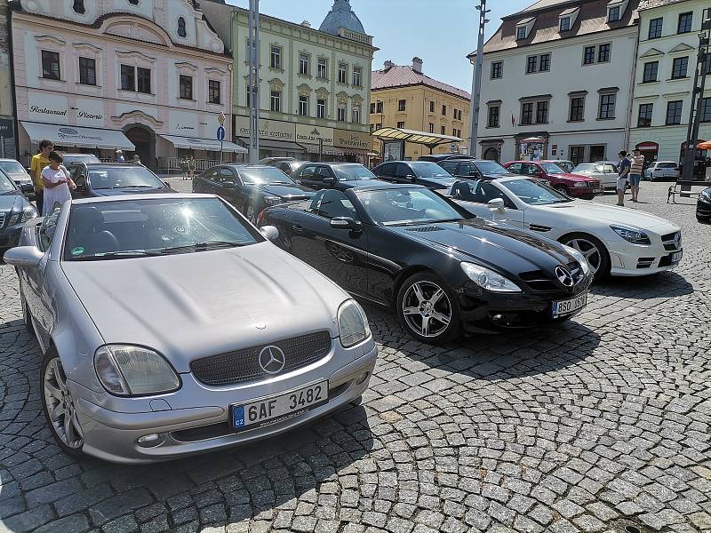 Vozy Mercedes-Benz na náměstí v Klatovech.