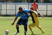 Fotbalisté Malého Boru (na archivním snímku hráči v modrých dresech) deklasovali na domácí půdě rezervu TJ Start Luby 6:2. Čtyři branky vstřelil Michael Forman.