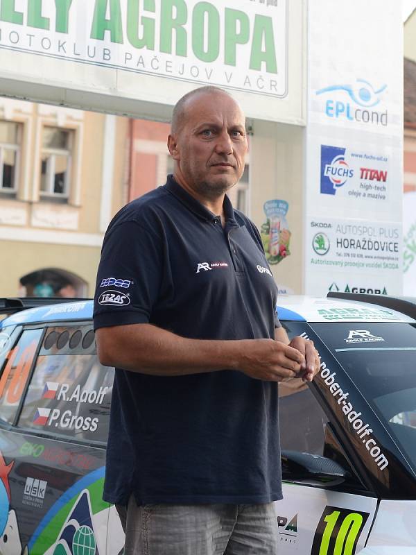 Posádky při předstartovní show a na tratích Rally Agropa