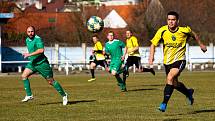 Fotbalisté TJ Pfeifer Chanovice (na archivním snímku hráči v zelených dresech) remizovali ve 22. kole I. B třídy s Blovicemi 1:1. Na penalty vyhráli hosté.