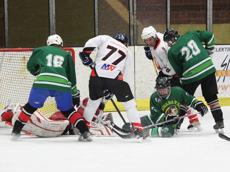 Šumavská liga amatérského hokeje 2017/2018: Tango (bílé dresy) - Tomahawks 2:4