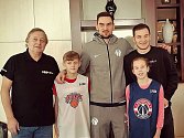 Nejužitečnější hráč jr. NBA 2018 Petr Žák (druhý zleva) při setkání s českým basketbalistou Washingtonu Tomášem Satoranským(uprostřed) v Londýně.