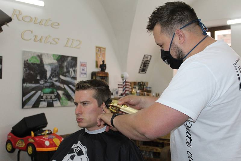 Petr Frydrych se svým týmem v Barber shopu v Klatovech.