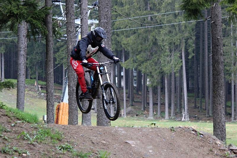 Zahájení sezony v bikeparku na Špičáku.