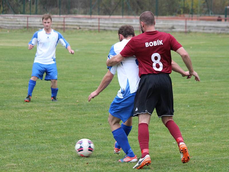 Fotbalisté Pačejova (na archivním snímku hráči v bílých dresech) porazili v derby Vrhaveč v penaltovém rozstřelu. Po 90 minutách skončil duel nerozhodně 2:2.