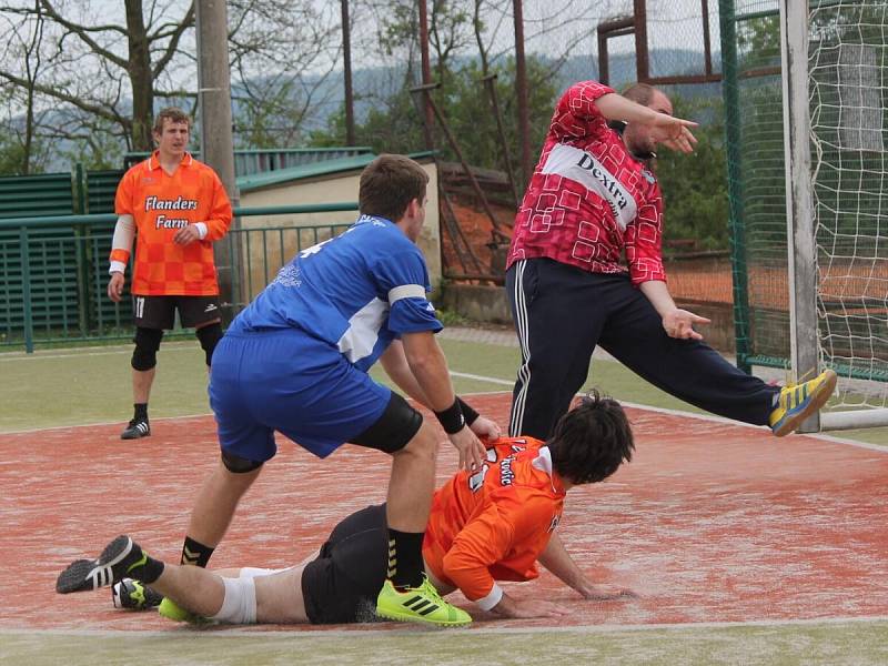 Národní házená, II. liga mužů: Vřeskovice (v oranžovém) - Čakovice 21:19. 