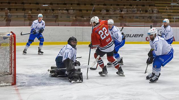 2. liga, skupina západ (nadstavba B, 3. kolo): SHC Klatovy (na snímku hráči v červených dresech) - HC Benátky nad Jizerou 5:4 po prodloužení.