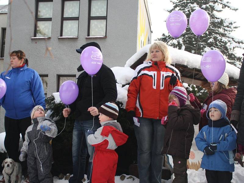 Vypouštění balonků Ježíškovy v MŠ Sluníčko v Klatovech