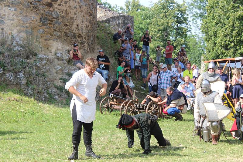 Rytíři na hradě Klenová.