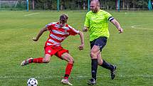 Fotbalisté FC Švihov (na archivním snímku hráči v červenobílých dresech) přejeli na domácím hřišti Tatran Dlouhá Ves 4:1.