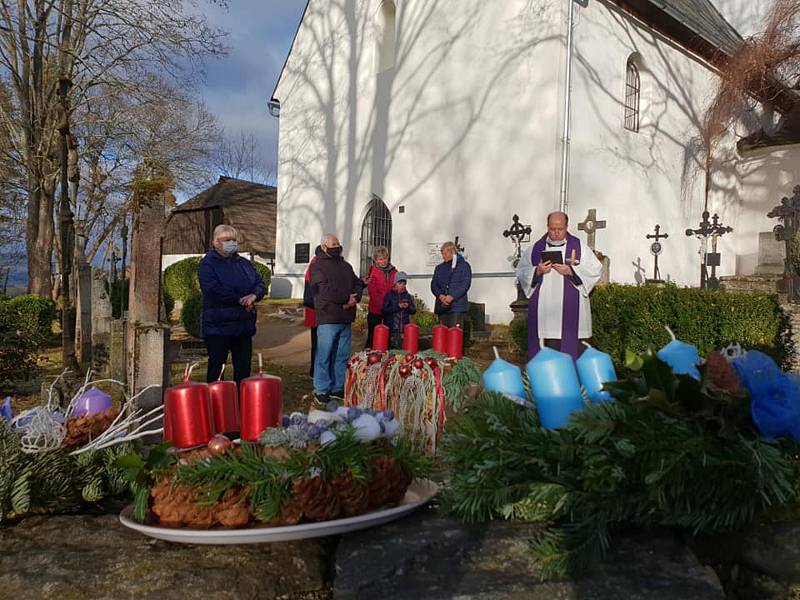 Žehnání adventních věnců na Mouřenci a předání jednoho z nich na hranicích.