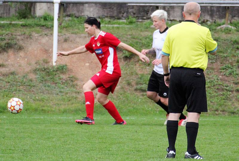 3. kolo České divize žen, skupina C: TJ Mokré - SK Klatovy 1898 (na snímku fotbalistky v červených dresech) 2:1 (1:0).