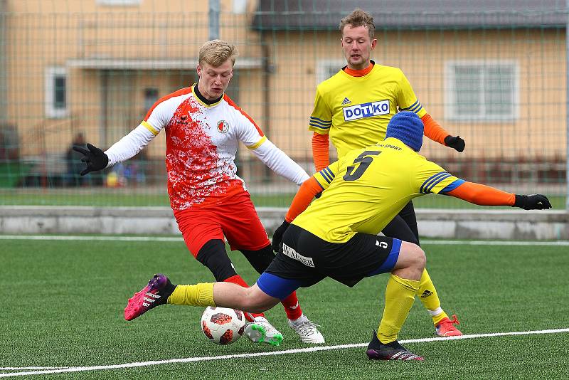 Fotbalisté Jiskry Domažlice B (na archivním snímku hráči ve žlutých dresech) vyzvou Horní Břízu a už mohou slavit titul a postup do divize.