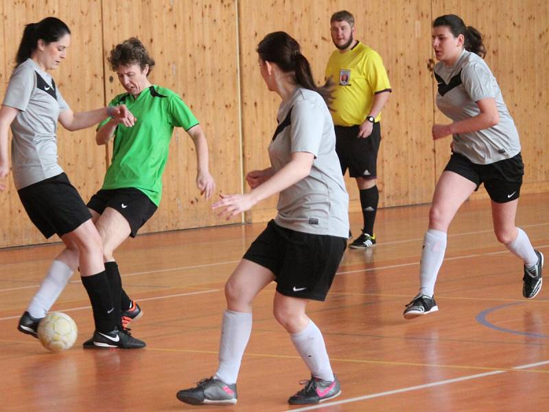 Zimní Dívčí amatérská fotbalová liga: Silver Hills - Sokolky Neznašovy (v zeleném) 0:7.