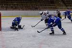 Hokejisté SHC Klatovy (na archivním snímku hráči v bílých dresech) podlehli Táboru (modří) i podruhé v sezoně. Znovu výsledkem 1:5, tentokrát však na jeho ledě.