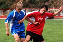 Mladší dorostenci TJ  Klatovy (v modrých dresech) v divizním  fotbalovém utkání porazili své hosty z Prachatic  1:0