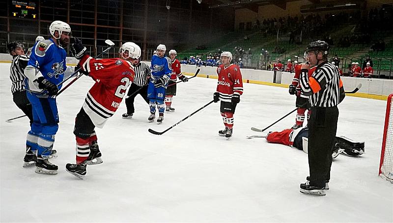 23. kolo 2. ligy, skupina Jih: Stadion Cheb - SHC Klatovy (červení) 5:3.